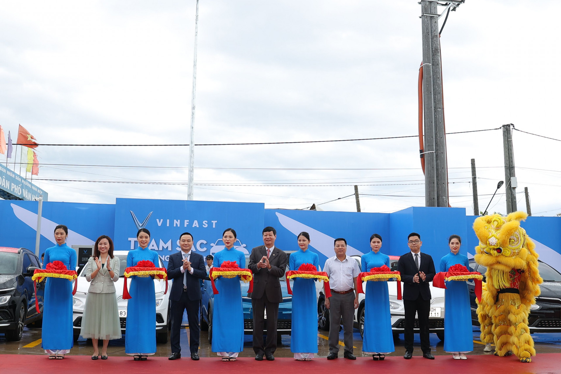 Lễ khai trương dịch vụ trạm sạc xe điện tại hệ thống Petrolimex trên toàn quốc.