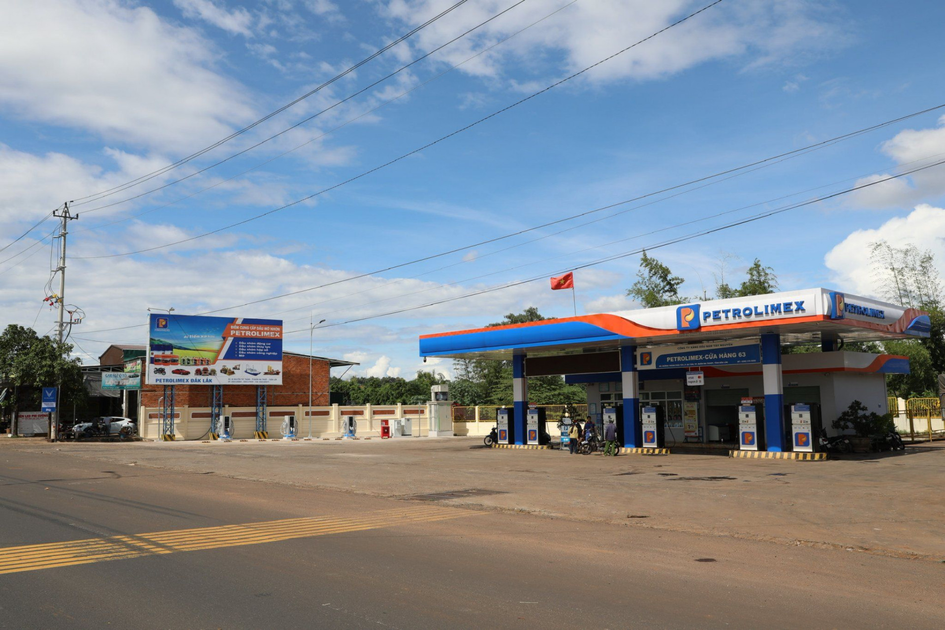VinFast và Petrolimex đã đồng loạt đưa vào sử dụng 10 trạm sạc đầu tiên tại hệ thống cửa hàng xăng dầu Petrolimex trên toàn quốc từ ngày hôm nay.
