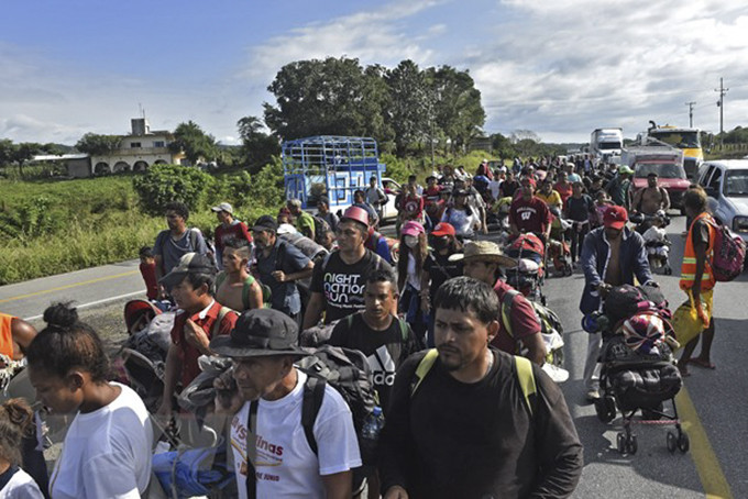 Người di cư di chuyển tới Jesus Carranza, bang Veracruz, Mexico, trong hành trình tới Mỹ. (Ảnh: AFP/TTXVN)