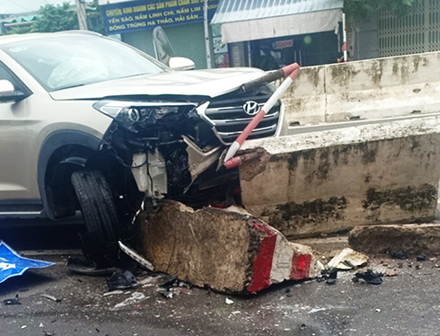 Tông vào dải phân cách, xe ô tô 7 chỗ hỏng nặng