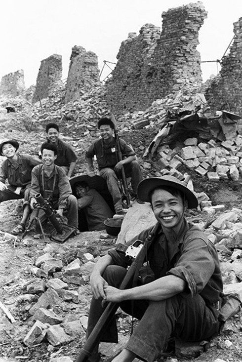 Bức ảnh “Nụ cười chiến thắng Thành cổ Quảng Trị”  của phóng viên chiến trường Đoàn Công Tính.