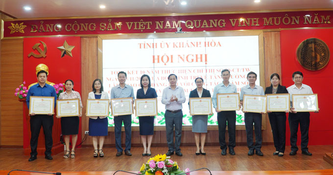 Tổng kết 10 năm thực hiện Chỉ thị số 20 của Bộ Chính trị