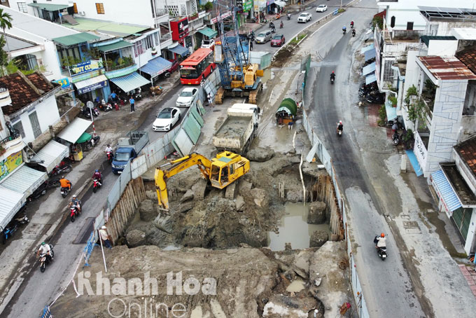 Thi công nhộn nhịp tại công trường nút giao thông Ngọc Hội.