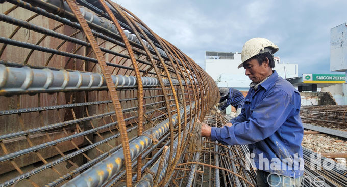 Công nhân thi công hệ thép cho các trụ cầu.