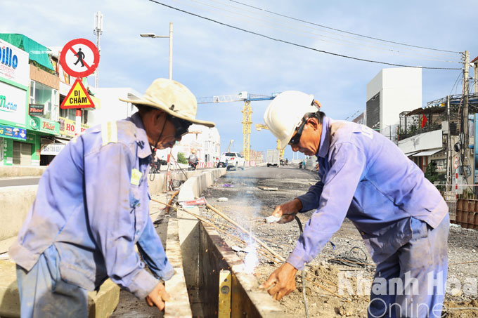 Thi công dải phân cách giữa hai làn đường