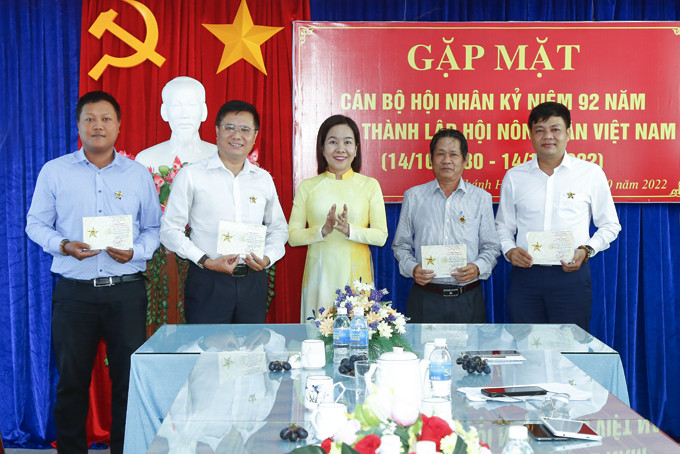 Lãnh đạo Hội Nông dân tỉnh trao kỷ niệm chương cho các cá nhân.