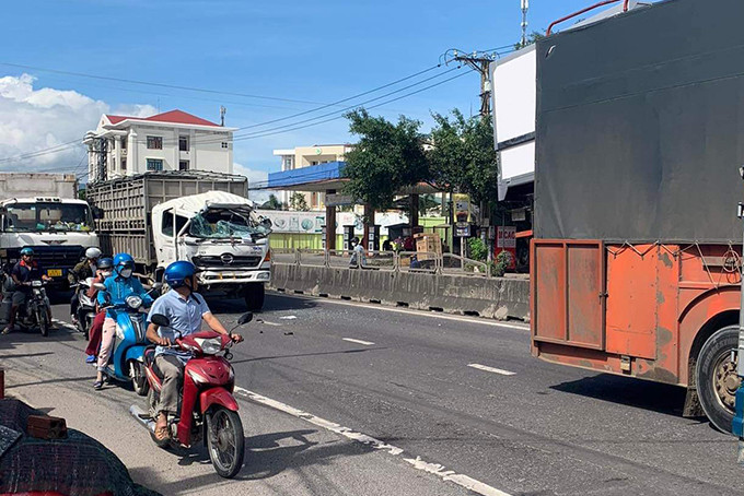 Vụ ai ô tô tải tông vào đuôi xe container khiến tài xế xe tải bị thương.