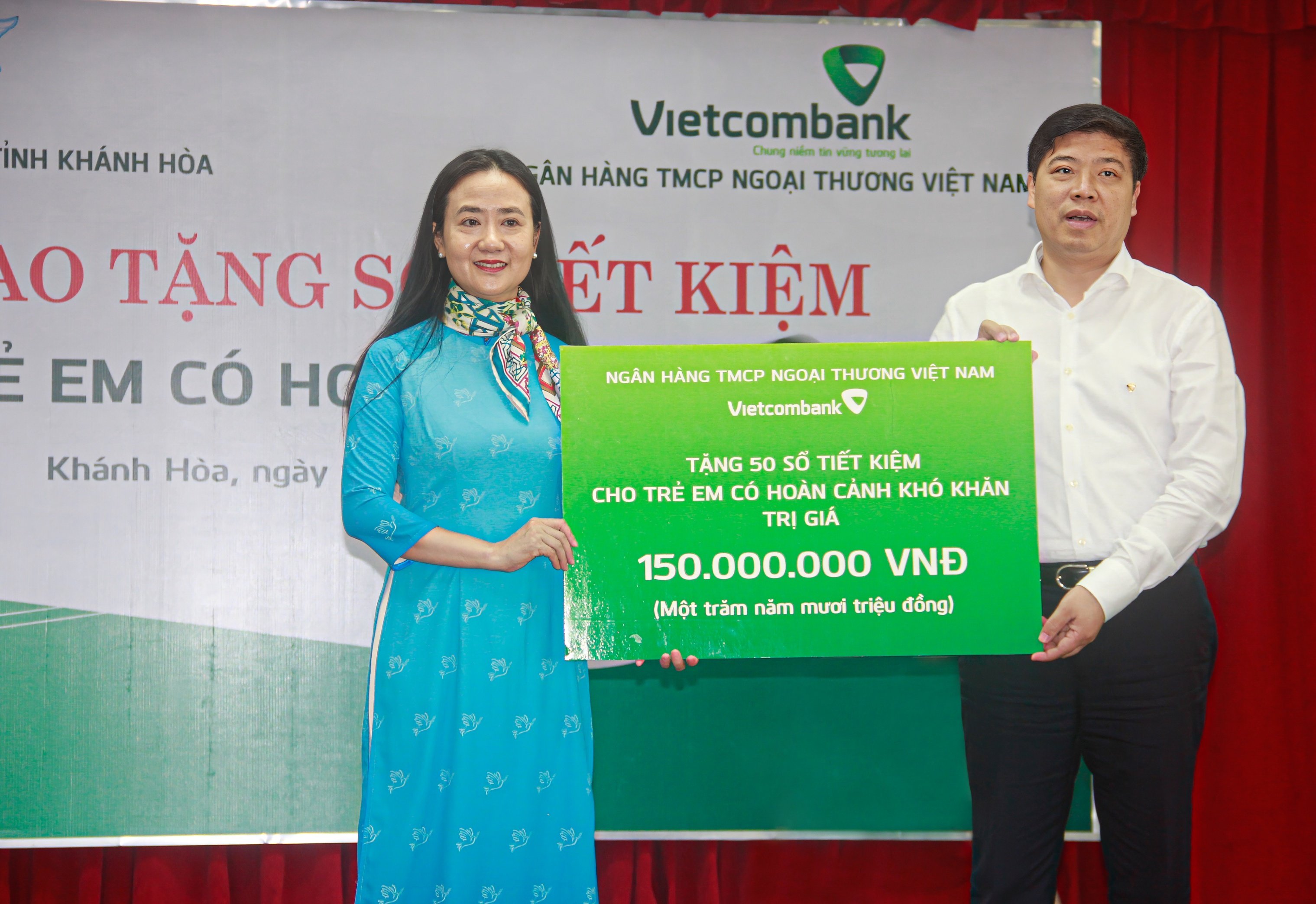 Chương trình &quot;Mẹ đỡ đầu&quot; trao 50 sổ tiết kiệm cho trẻ em mồ côi