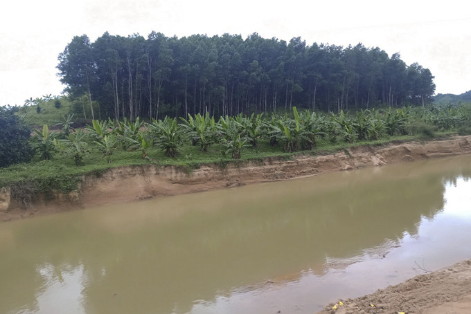 Khu vực suối Sông Cầu (tại xã Khánh Phú, huyện Khánh Vĩnh) bị sạt lở.