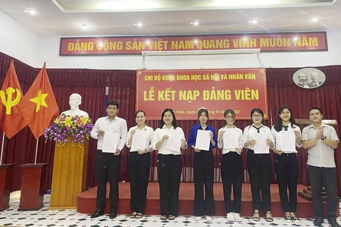 Chi bộ Khoa Khoa học Xã hội và Nhân văn Trường Đại học Nha Trang  trao quyết định kết nạp đảng viên cho 7 sinh viên trong tháng 9 vừa qua.