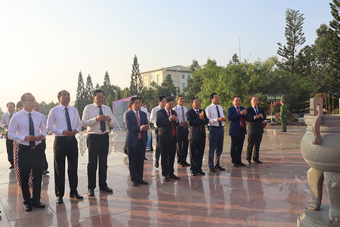 Lãnh đạo tỉnh dâng hương tại Tượng đài Bác Hồ.