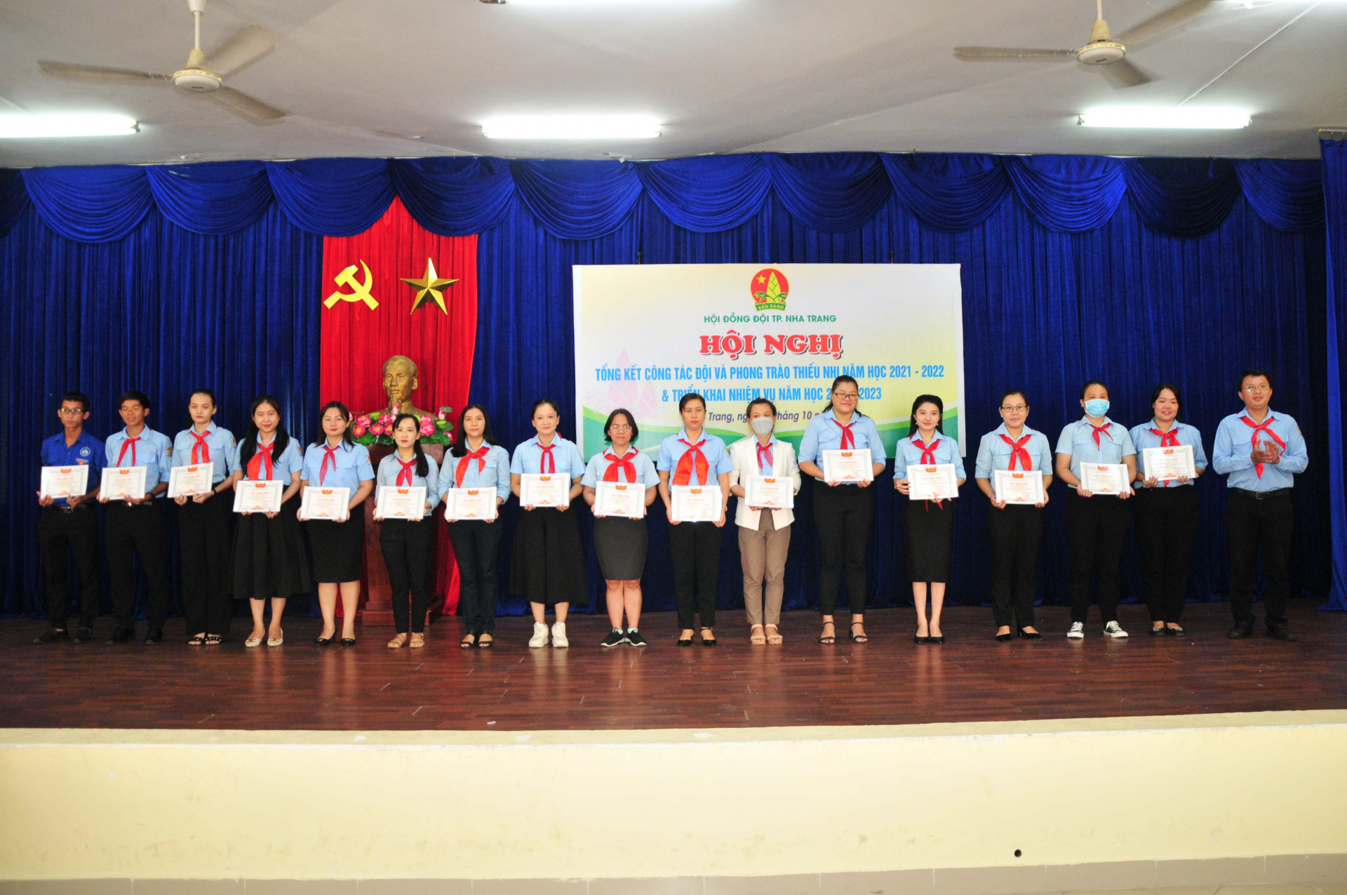 Hội đồng Đội TP. Nha Trang trao chứng nhận liên đội mạnh cấp thành phố cho các liên đội