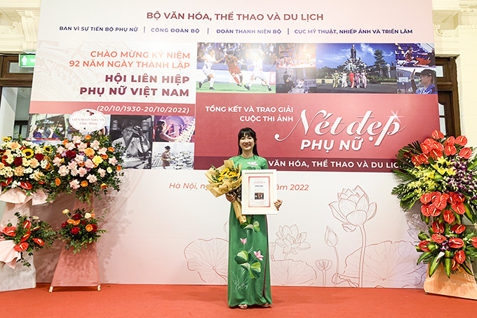 Tác giả Nguyễn Thị Ngọc Huyền nhận giải thưởng. Ảnh do nhân vật cung cấp