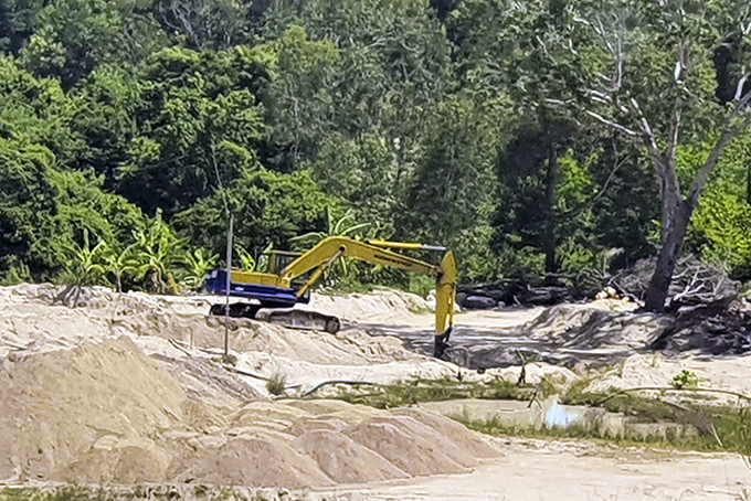 Máy múc tại khu vực khai thác khoáng sản trái phép ở thôn Quảng Phúc.