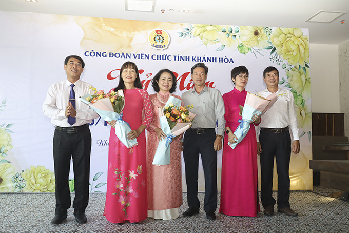 Lãnh đạo Công đoàn Viên chức tỉnh tặng hoa chúc mừng các đại biểu nữ tại buổi gặp mặt.
