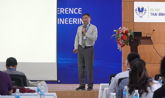 Giáo sư LAU Hoong Chuin - Đại học Quản lý Singapore chia sẻ về bài tham luận tại hội thảo. 