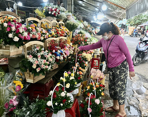 Người dân chọn mua hoa tươi chiều ngày 19-10