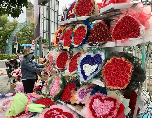 Hoa sáp được bày bán bắt mắt