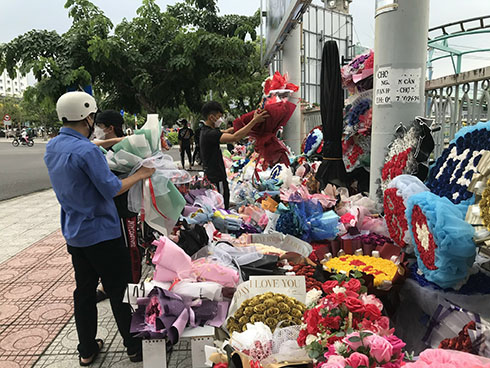 Một người dân cẩn thân lựa hoa tặng người thân