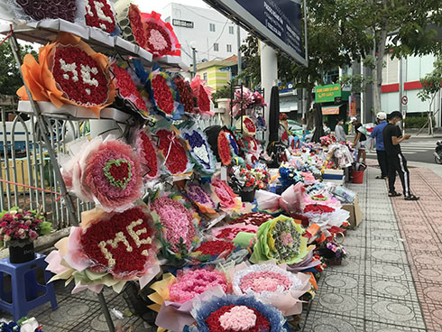 Hoa được bày bán nhiều nhưng vắng người mua