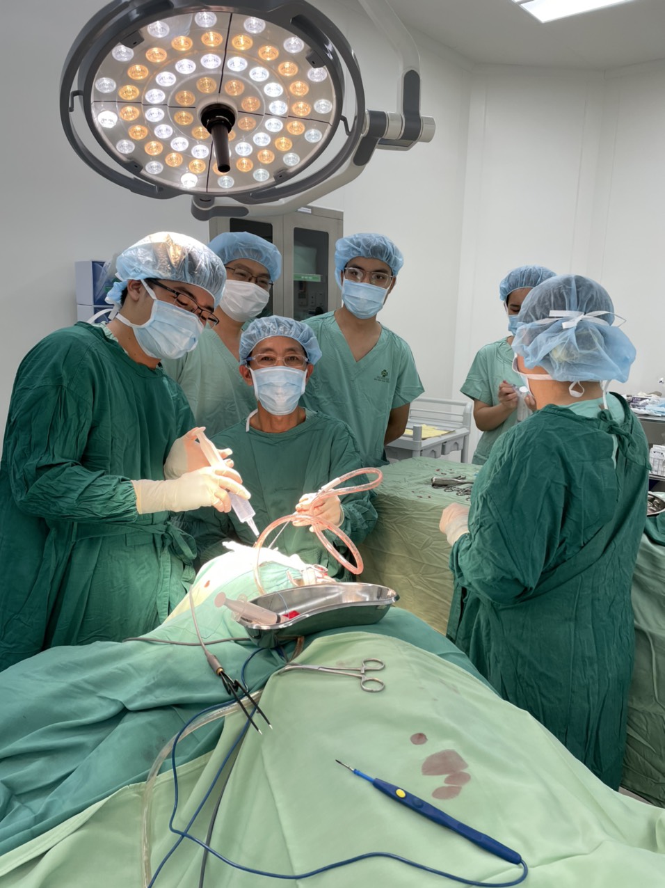 Các bác sĩ của Bệnh viện Đa khoa Sài Gòn Nha Trang phẫu thuật cho bệnh nhân N.