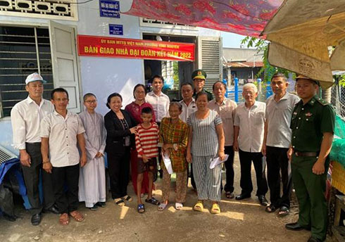 Mặt trận phường Vĩnh Nguyên: Hỗ trợ sửa chữa 2 nhà Đại đoàn kết cho hộ nghèo, gia đình chính sách