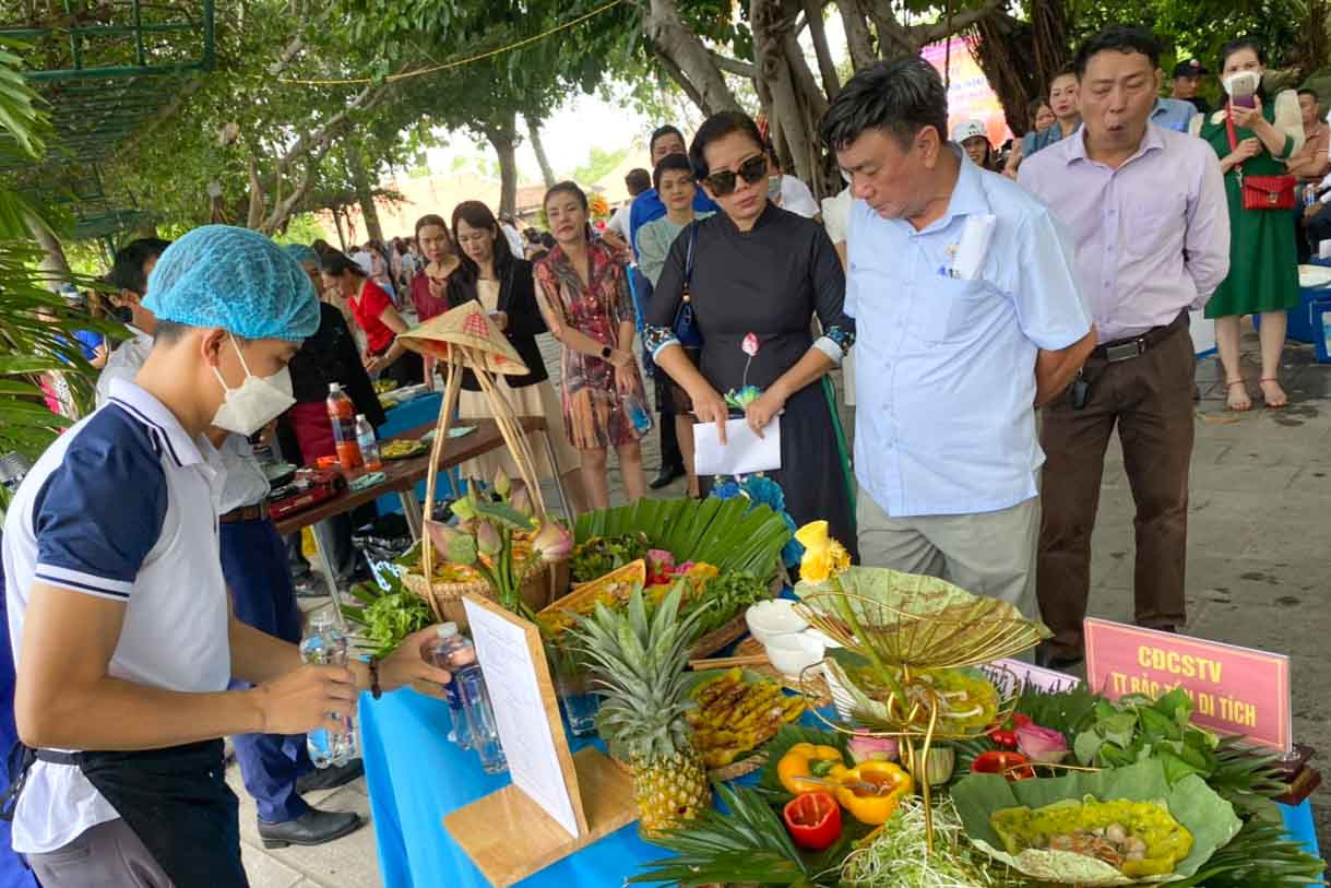 Ban giám khảo đi chấm điểm món ăn của các đội dự thi. 