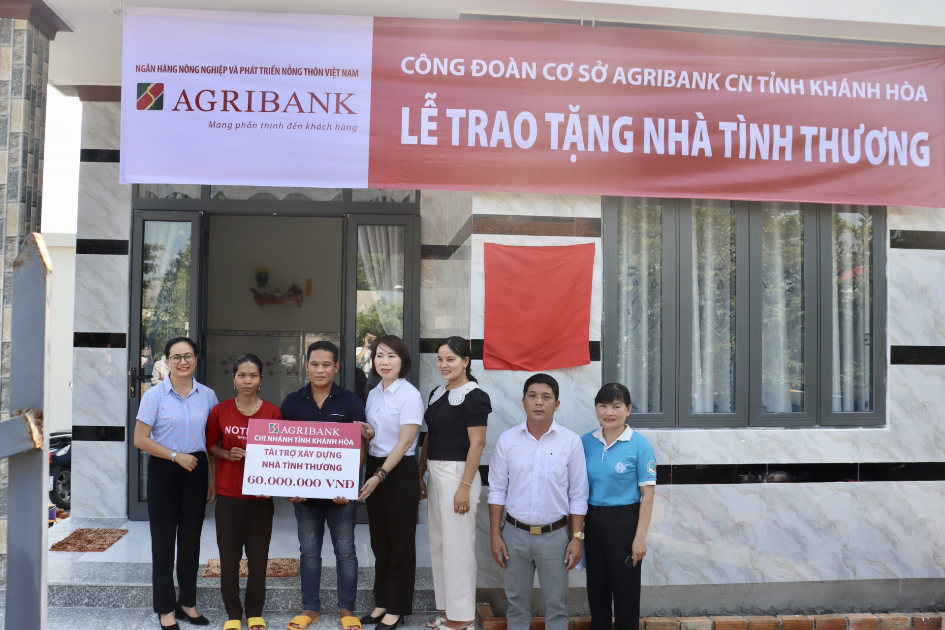 Khanh Hoa Women's Union and Agriculture and Rural Development Bank - Khanh Hoa Branch offer VND60 million to build house for disadvantaged member in Khanh Vinh Town