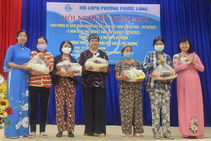 Phuoc Long Ward Women's Union (Nha Trang City) holds music show and offers presents to disadvantaged women in the ward