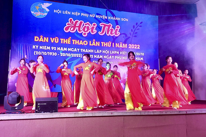 Khanh Son District Women's Union holds public dance festival for the union’s members, women, and members of some cultural clubs in the district