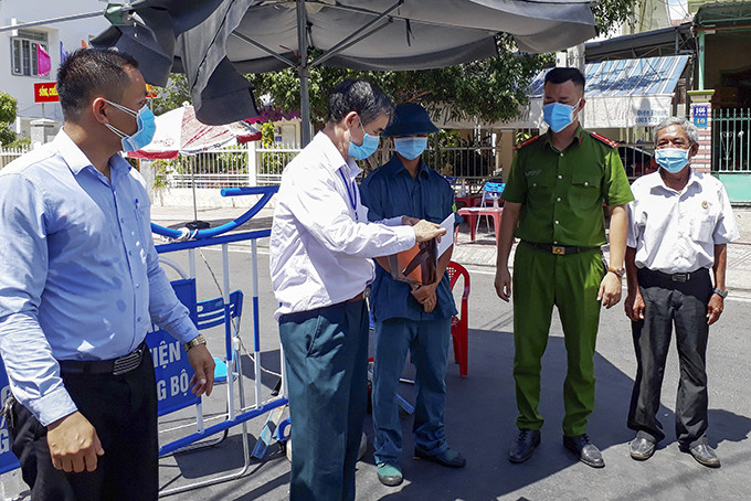 Hội Cựu chiến binh TP. Nha Trang tặng quà, động viên lực lượng trực chốt  kiểm soát phòng, chống dịch Covid-19.