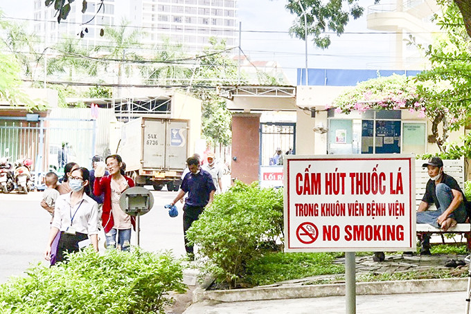Bảng cấm hút thuốc lá tại Bệnh viện Đa khoa tỉnh.