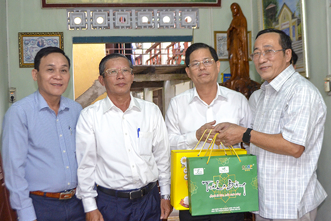 Chủ tịch UBND tỉnh Nguyễn Tấn Tuân thăm, tặng quà Ủy ban Đoàn kết Công giáo Việt Nam tỉnh