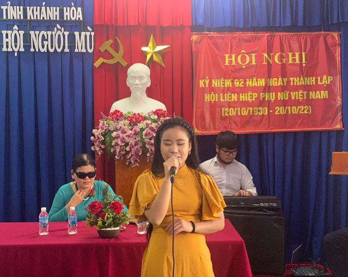 Giao lưu văn nghệ do hội viên nữ Hội Người mù tỉnh thể hiện.