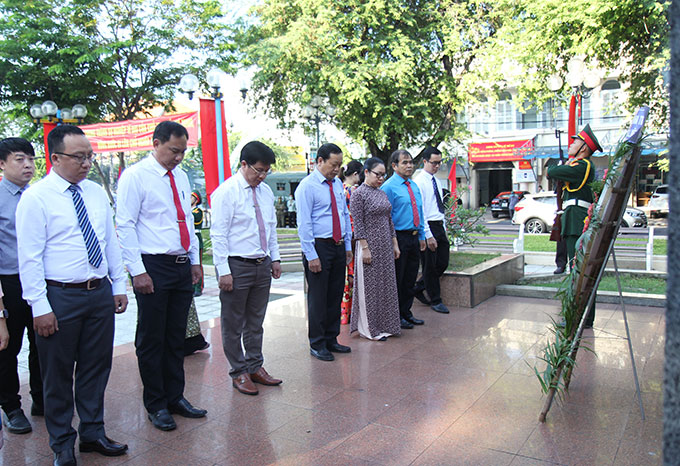 Đoàn đại biểu Thành ủy, HĐND, UBND, UBMTTQ Việt Nam thành phố đặt vòng hoa tưởng niệm tại tượng đài 23-10.