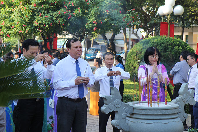 Lãnh đạo thành phố dâng hương tại Công viên 23-10.