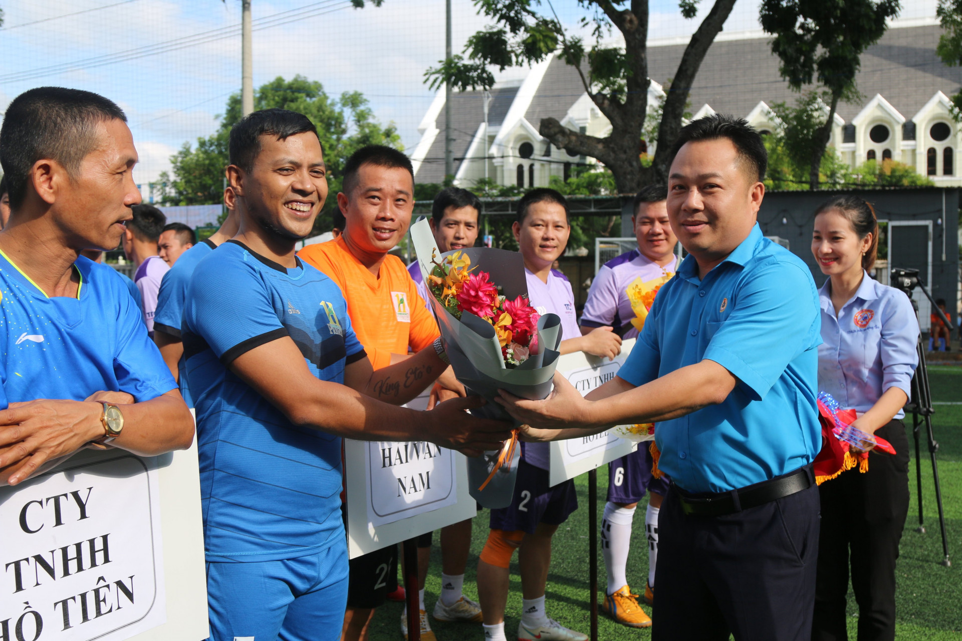 Lãnh đạo Liên đoàn Lao động tỉnh Khánh Hòa tặng hoa cho các đội tham gia hội thao.