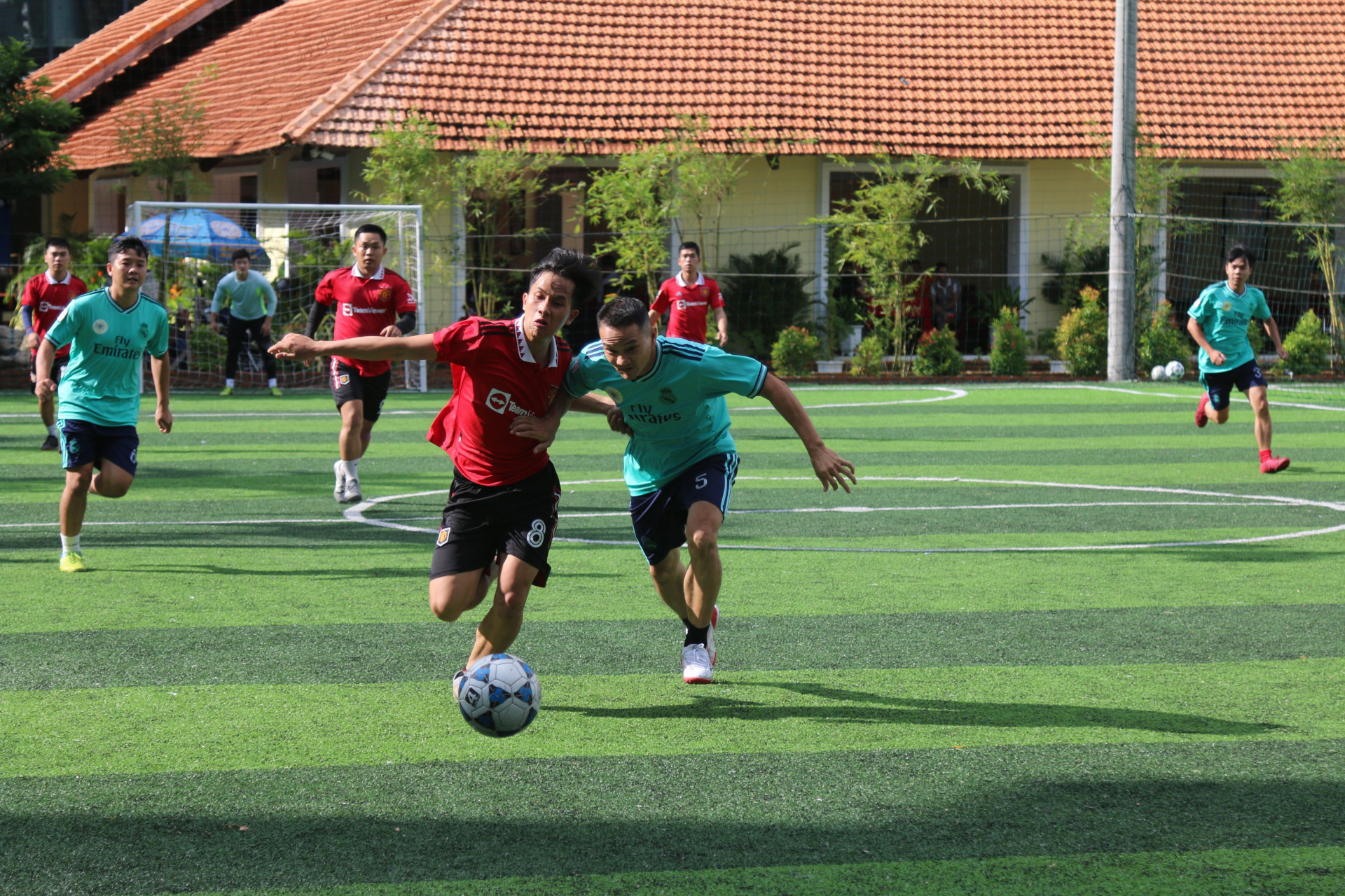 Các vận động viên tham gia tranh tài môn bóng đá.