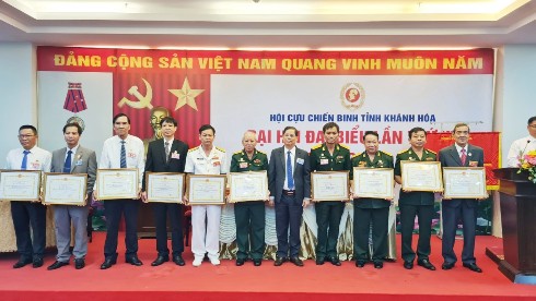 Ông Nguyễn Tấn Tuân trao bằng khen cho các tập thể.