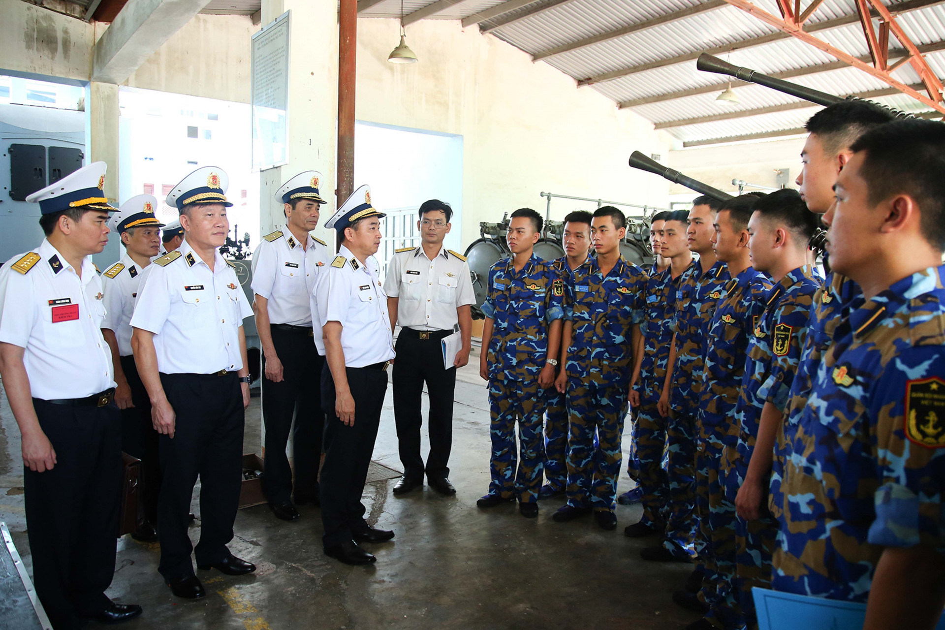 Tư lệnh Quân chủng Hải quân kiểm tra công tác huấn luyện, thực hành cho học viên tại Khoa Tên lửa - Pháo tàu