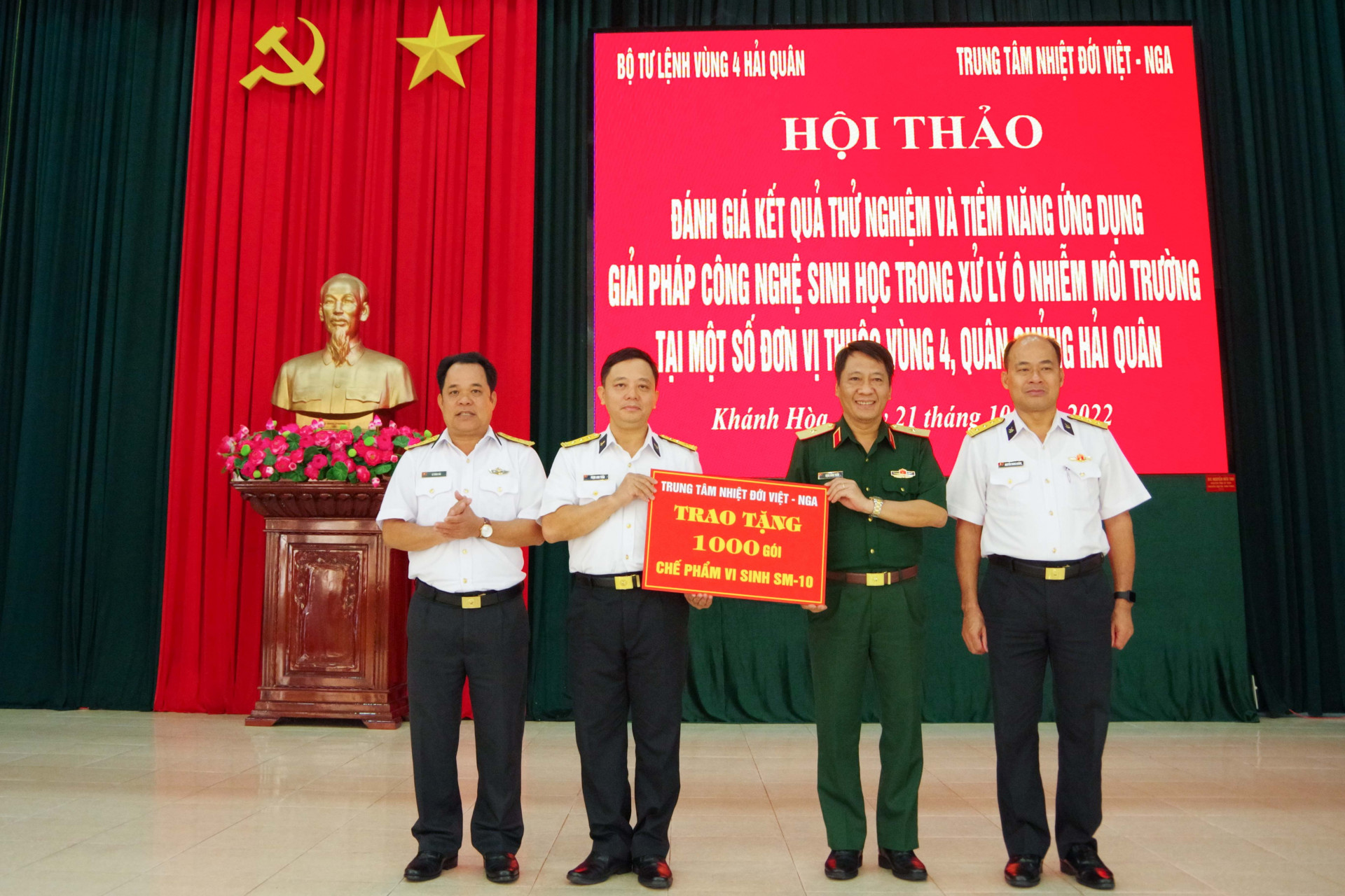 Đại diện Trung tâm nhiệt đới Việt - Nga tặng biểu trưng 1.000 gói chế phẩm vi sinh ưa mặn SM-10 cho Vùng 4 Hải quân