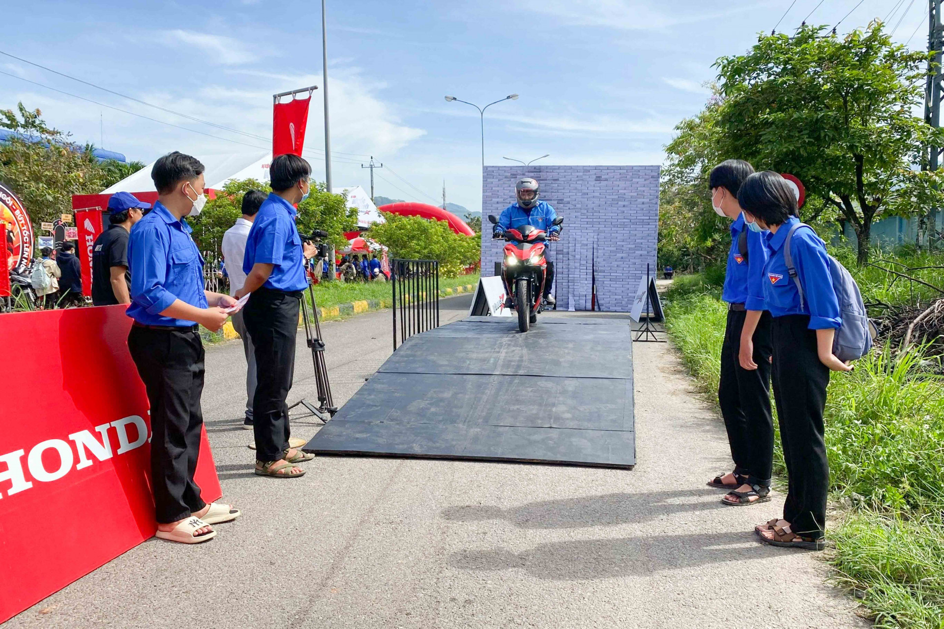 Đoàn viên, thanh niên thực hành kỹ năng lái xe an toàn