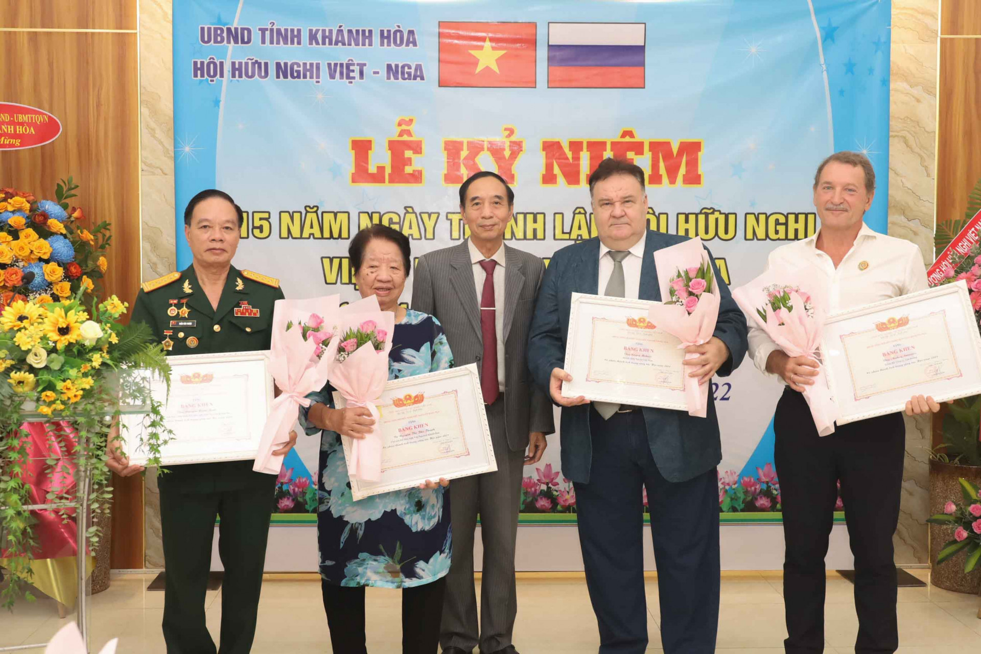 Đại diện lãnh đạo Trung ương Hội hữu nghị Việt – Nga (giữa) trao bằng khen cho các cá nhân.