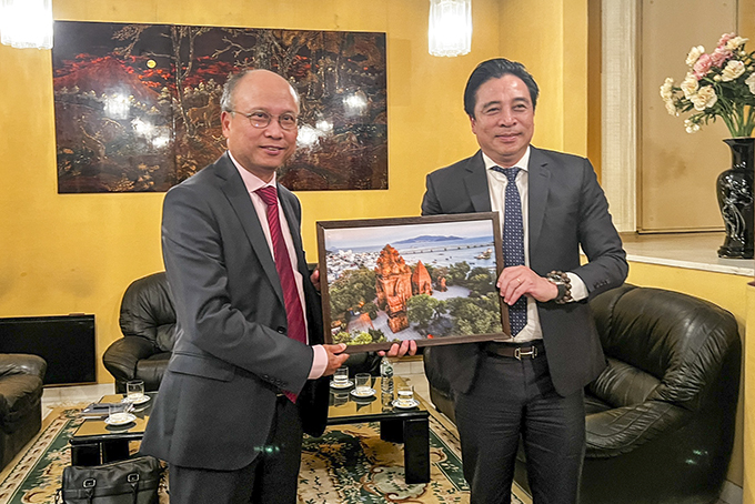 Đoàn công tác của tỉnh Khánh Hòa thăm và làm việc với Đại sứ quán Việt Nam tại Pháp