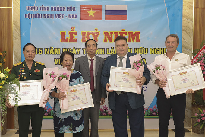 Lãnh đạo Trung ương Hội Hữu nghị Việt - Nga trao bằng khen cho các cá nhân trong dịp kỷ niệm 15 năm ngày thành lập Hội Hữu nghị Việt - Nga. 