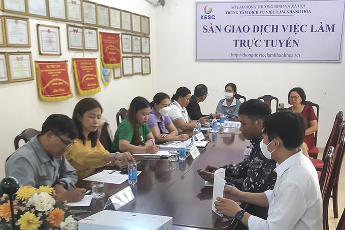 Trung tâm Dịch vụ việc làm tỉnh kết nối trực tuyến tuyển dụng lao động với các tỉnh, thành.