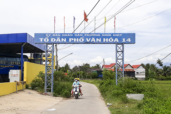 Cần thay mới cờ trên cổng chào