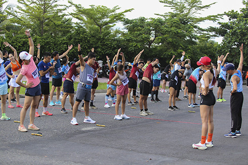 The participants ran in 4x2.8km relay running along Nguyen Co Trach Street.