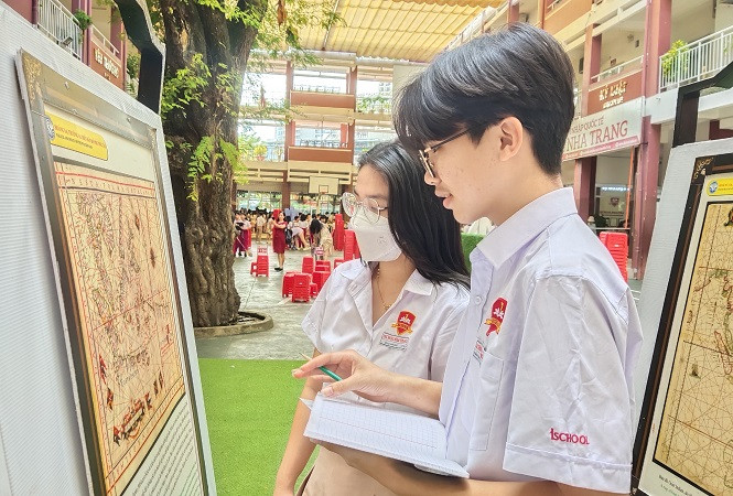 Các học sinh tham quan triển lãm. 