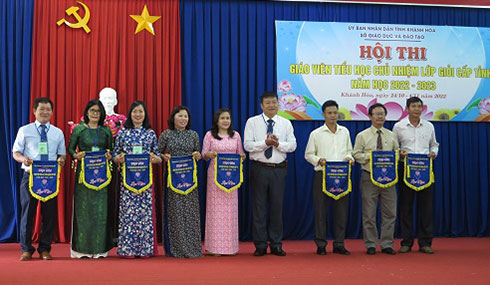 Ông Võ Hoàn Hải - Giám đốc Sở Giáo dục và Đào tạo trao cờ lưu niệm cho các phòng giáo dục và đào tạo.